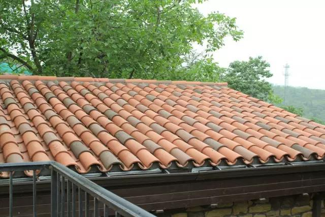 Expliquer la méthode d'installation du support solaire sur un toit en tuiles