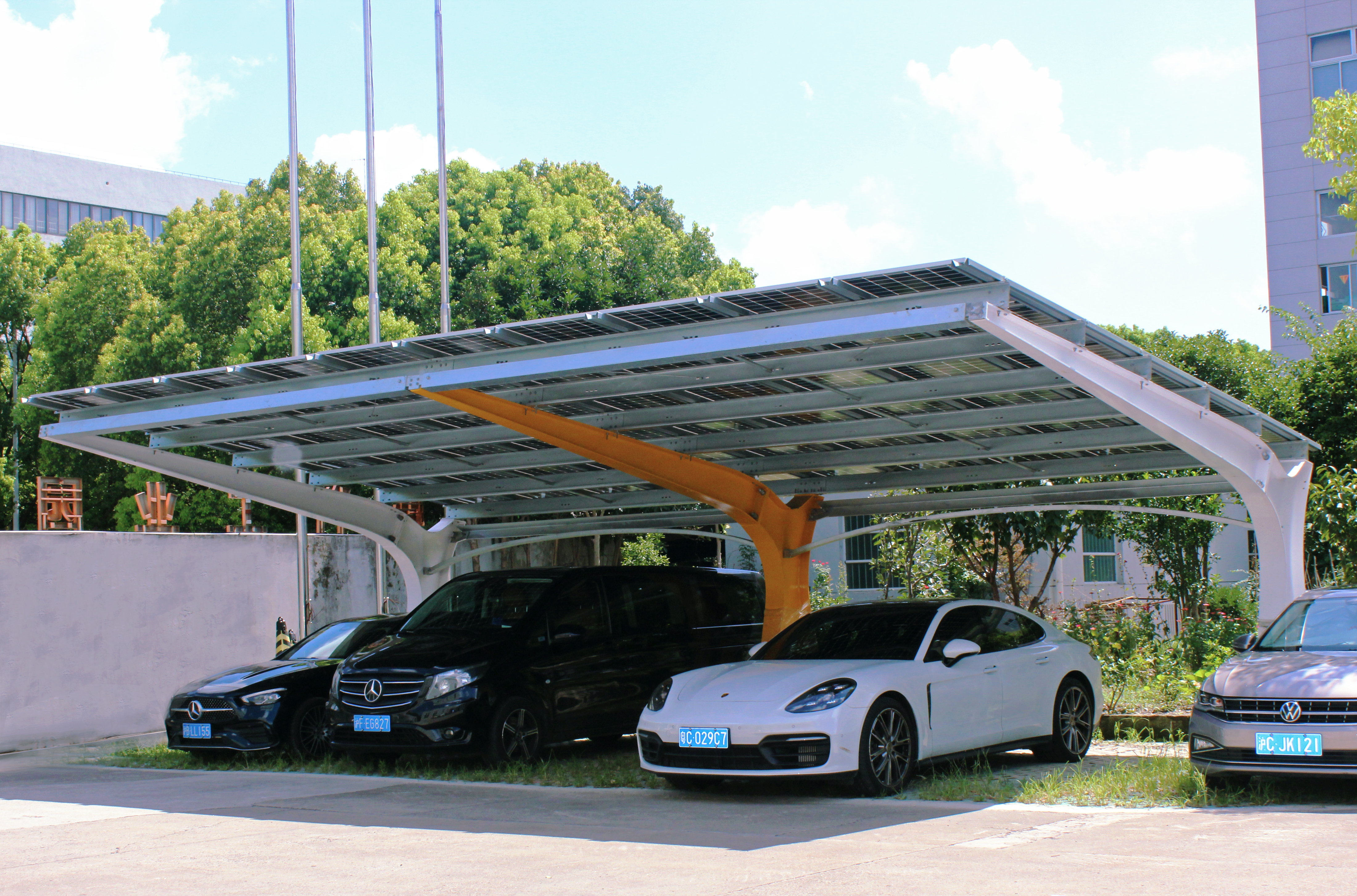 Family carport: protect the vehicle and generate electricity worry-free